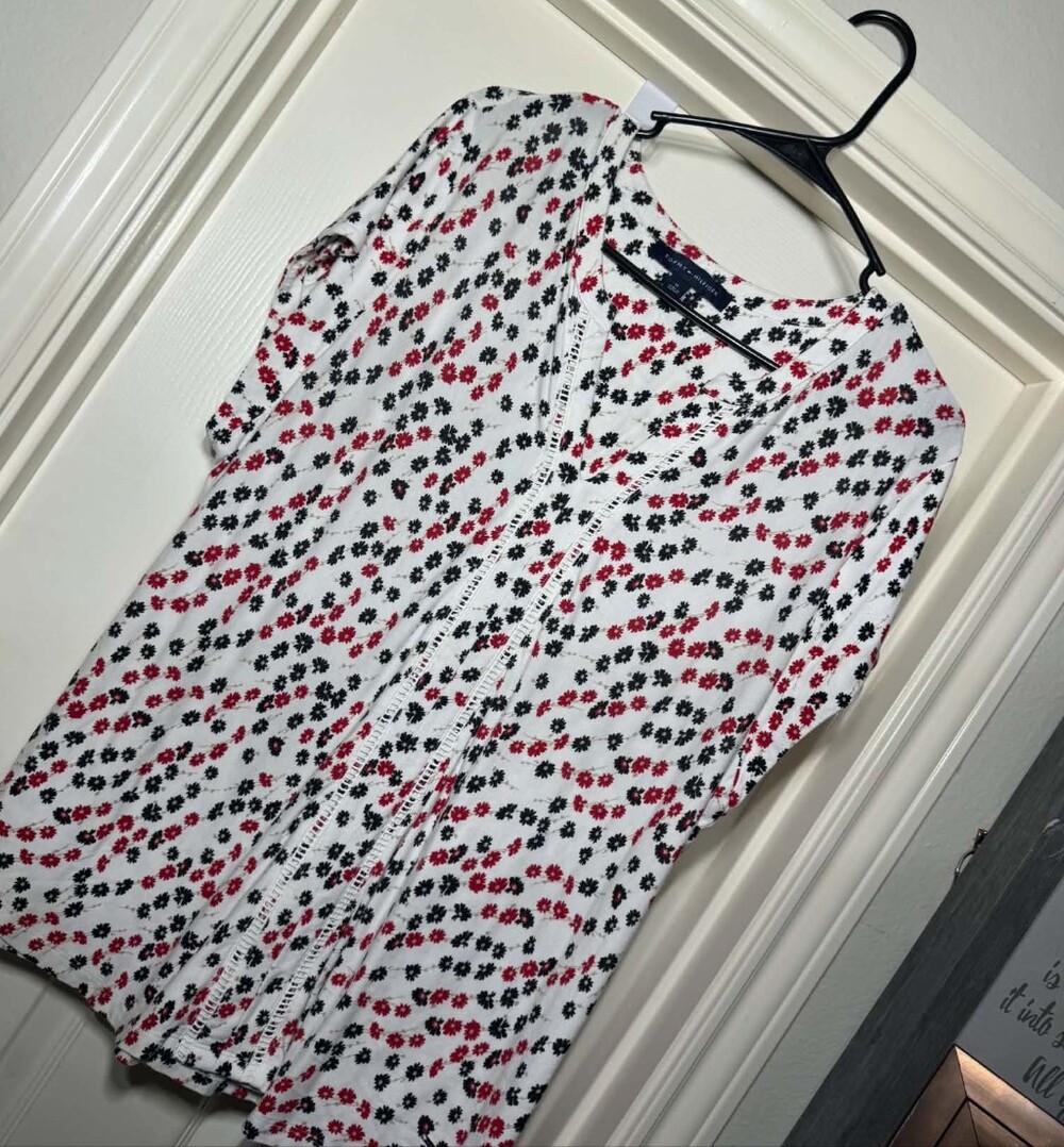 Tommy Hilfiger 1x White Floral Button-Front Blouse with Red & Navy  Floral Print